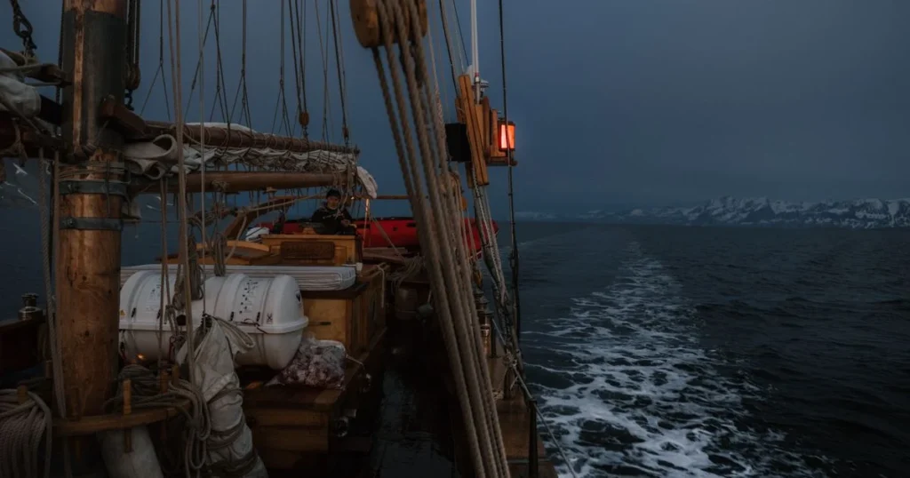 Fungsi Lampu Navigasi dalam Pelayaran Malam untuk Keselamatan di Laut