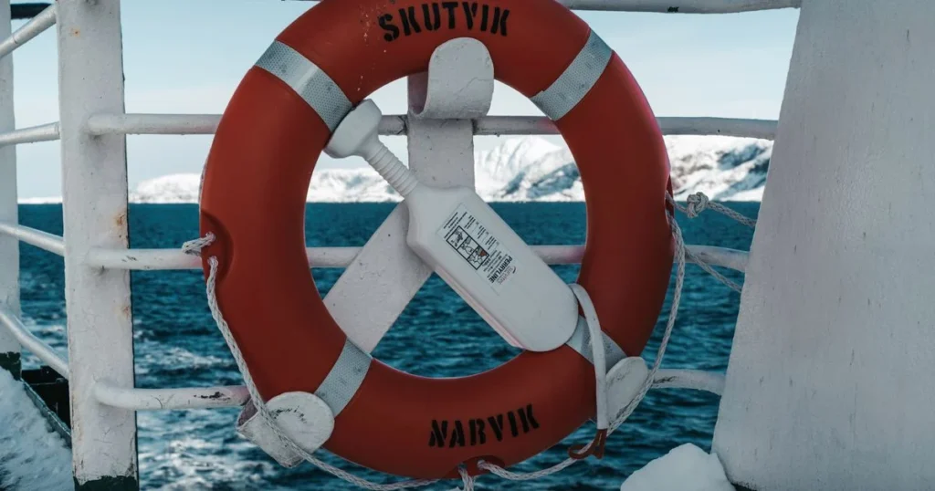 Fungsi Life Jacket dalam Keselamatan Pelayaran di Laut